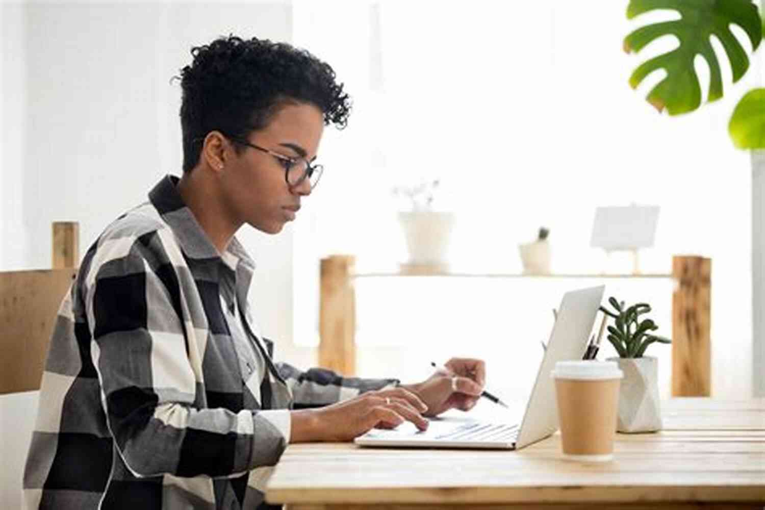 Image Depicting A Person Deeply Focused On Work With Minimal Distractions SUMMARY OF DEEP WORK: Rules For Focused Success In A Distracted World By Cal Newport Jeff Bottoms Et Al A Novel Approach To Getting Through More Quickly